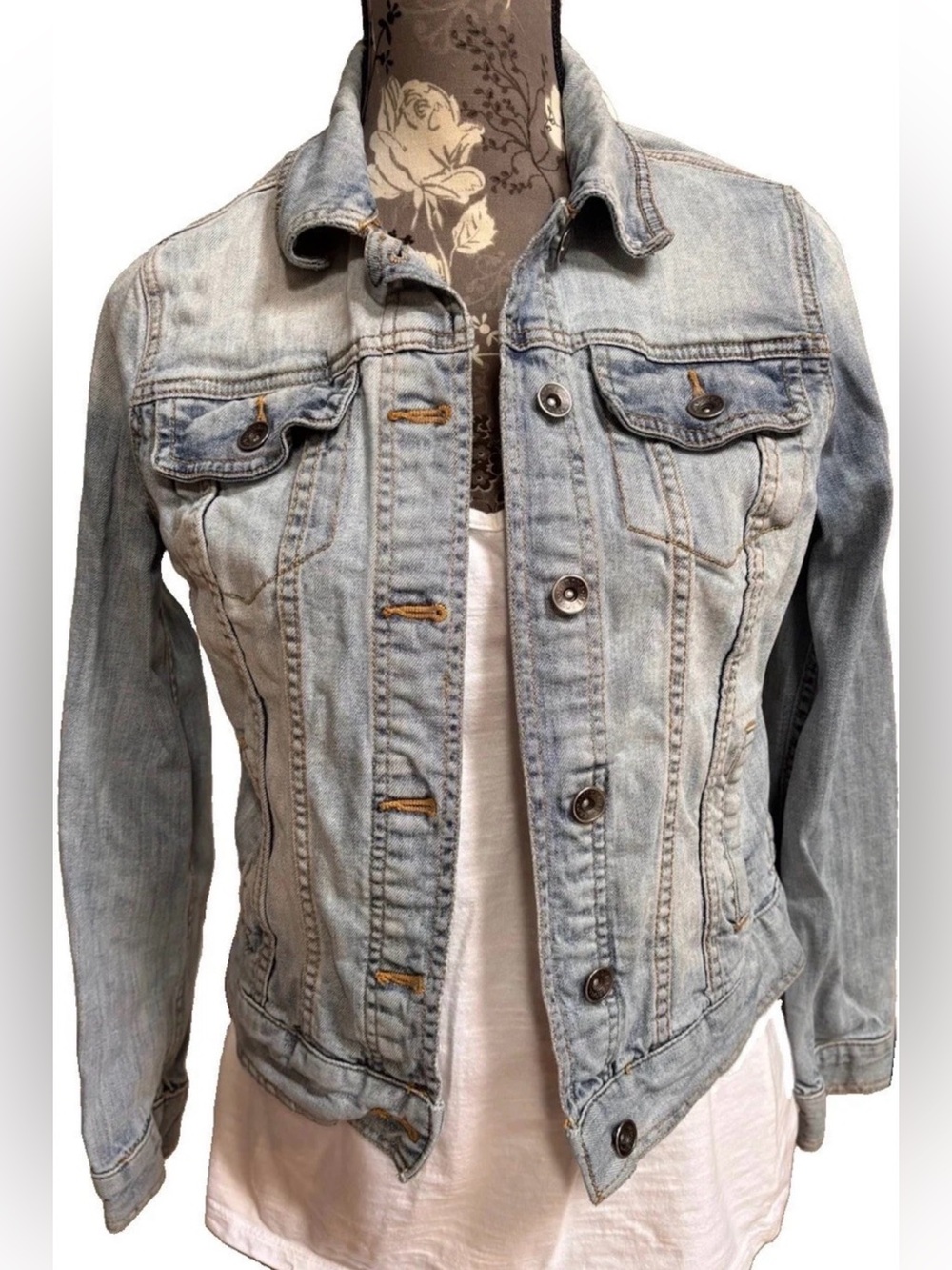 Merona Blue Jean Jacket Women's Denim Button Up Light wash Size Small